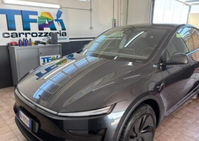 Ripristino estetico Tesla grigia presso TFA Carrozzeria