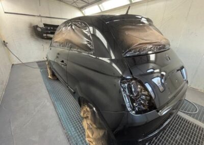 Verniciatura auto nera in cabina presso TFA Carrozzeria a Pozzallo