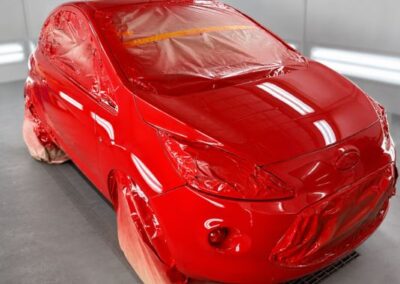 Verniciatura auto rossa in cabina presso TFA Carrozzeria a Pozzallo