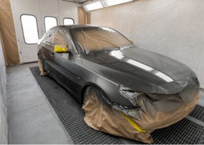 Auto in cabina di verniciatura presso TFA Carrozzeria a Pozzallo