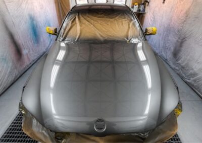 Auto in fase di verniciatura in cabina presso TFA Carrozzeria Pozzallo
